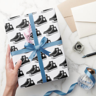 Schwarze Sneaker auf Weiß Geschenkpapier