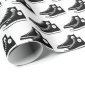 Schwarze Sneaker auf Weiß Geschenkpapier (Rolleneckpunkt)