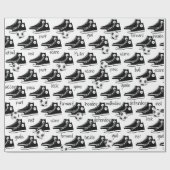 Schwarze Sneaker mit Fußball Geschenkpapier (Flach)