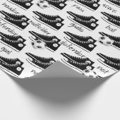 Schwarze Sneaker mit Fußball Geschenkpapier (Ecke)
