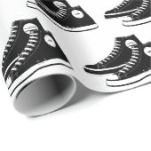 Schwarze Sneakers auf Weiß Geschenkpapier (Rolleneckpunkt)