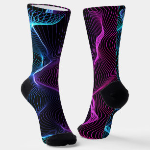Schwarze Socken mit einem dynamischen, welligen Mu
