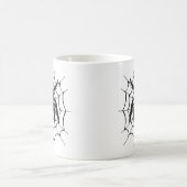 Schwarze Spinne im Web Kaffeetasse (Mittel)
