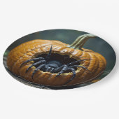 Schwarze Spinne krabbeln aus einem Kürbis Pappteller (Schrägansicht)