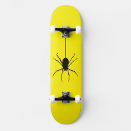 Schwarze Spinne steigt herab Skateboard