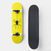 Schwarze Spinne steigt herab Skateboard (Vorderseite)