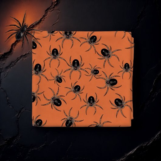 Schwarze Spinnen auf Orange Stoff