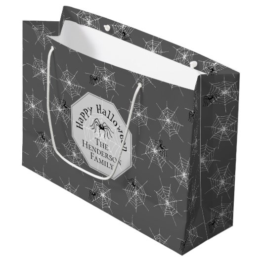 Schwarze Spinnennetze glückliches Halloween Große Geschenktüte (Vorderseite Schrägansicht)