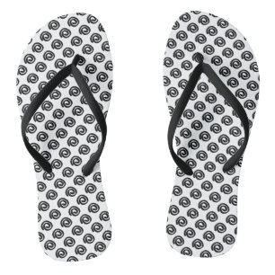 Schwarze Spiralen auf weiß Badesandalen
