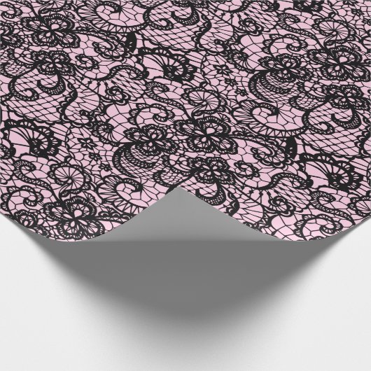 Schwarze Spitze auf rosa Geschenkpapier (Ecke)
