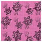 Schwarze Spitze auf rosa Stoff (Nahaufnahme)