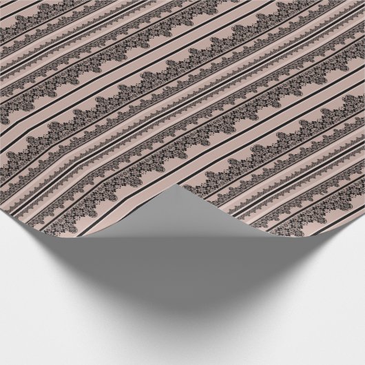 Schwarze Spitzen, offene Arbeiten, brauner Hinterg Geschenkpapier (Ecke)