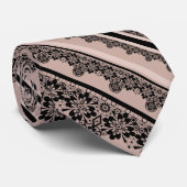 Schwarze Spitzen, offene Arbeiten, brauner Hinterg Krawatte (Gerollt)