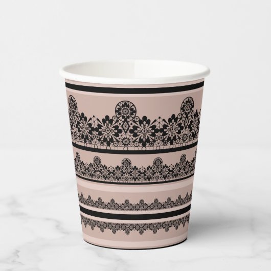 Schwarze Spitzen, offene Arbeiten, brauner Hinterg Pappbecher (Links)