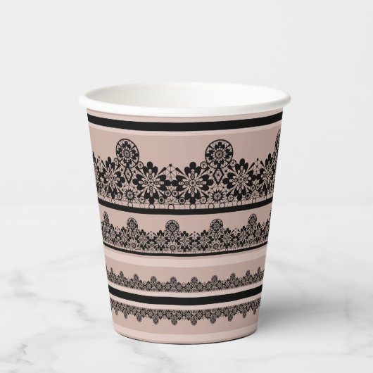 Schwarze Spitzen, offene Arbeiten, brauner Hinterg Pappbecher (Vorderseite)