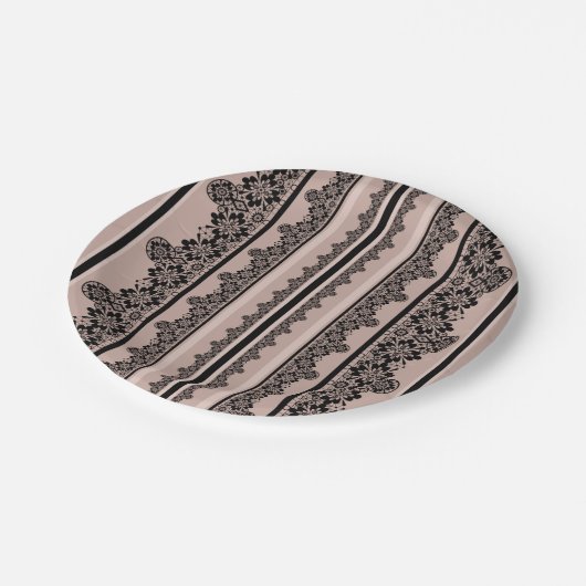 Schwarze Spitzen, offene Arbeiten, brauner Hinterg Pappteller (Schrägansicht)