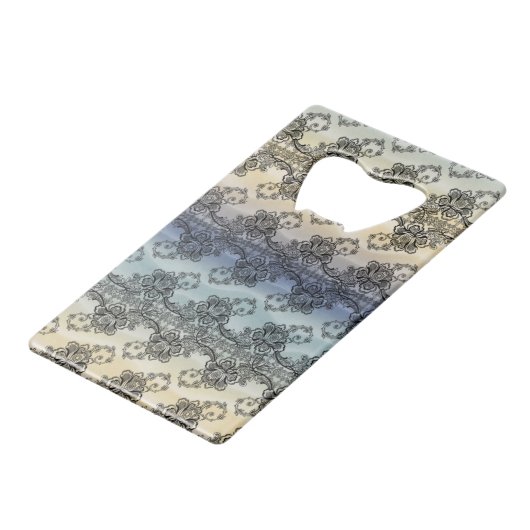 Schwarze Spitzen über weiche, pastellfarbene Waves Kreditkartenflaschenöffner (Vorderseite Schrägansicht)