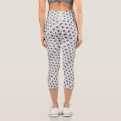Schwarze Sterne auf weißem geometrischen Muster Capri Leggings (Rückseite)