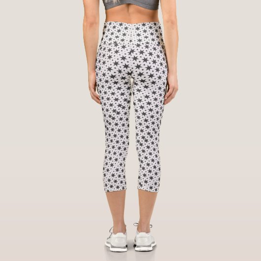 Schwarze Sterne auf weißem geometrischen Muster Capri Leggings (Rückseite)