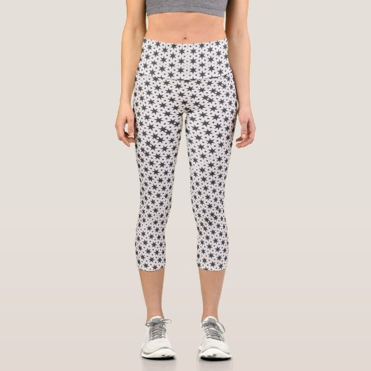 Schwarze Sterne auf weißem geometrischen Muster Capri Leggings (Vorderseite)
