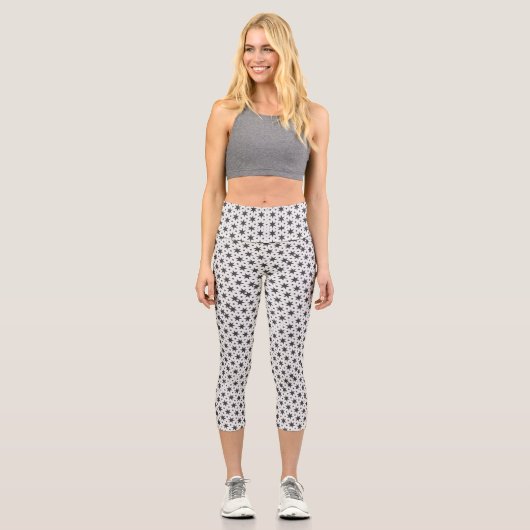 Schwarze Sterne auf weißem geometrischen Muster Capri Leggings (Vorderseite)