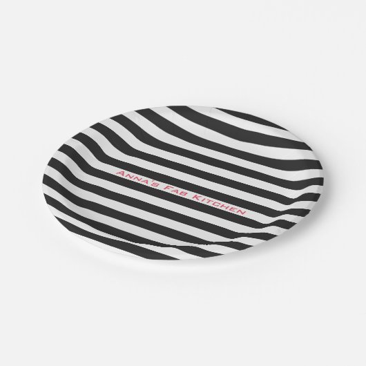 Schwarze Streifen auf irgendeiner Farbe mit Pappteller (Schrägansicht)