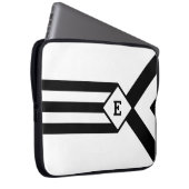 Schwarze Streifen und Chevronen mit Monogramm auf Laptopschutzhülle (Vorne Rechts)
