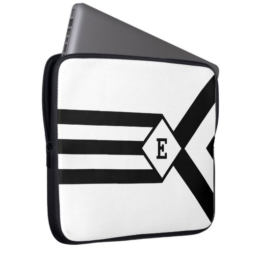 Schwarze Streifen und Chevronen mit Monogramm auf Laptopschutzhülle (Vorne Rechts)