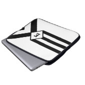 Schwarze Streifen und Chevronen mit Monogramm auf Laptopschutzhülle (Vorne Knopf)