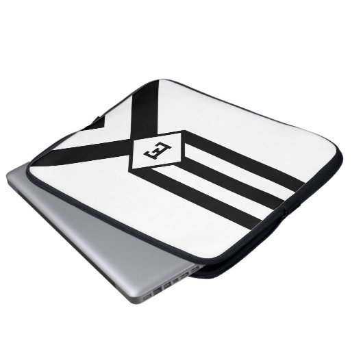 Schwarze Streifen und Chevronen mit Monogramm auf Laptopschutzhülle (Vorne Knopf)