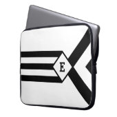 Schwarze Streifen und Chevronen mit Monogramm auf Laptopschutzhülle (Vorderseite Links)