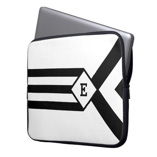 Schwarze Streifen und Chevronen mit Monogramm auf  Laptopschutzhülle (Vorderseite Links)