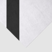 Schwarze Streifen und Chevronen mit Monogramm auf Seidenpapier (Detail)