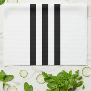 Schwarze Streifen und Chevrons mit Monogramm auf W Küchentuch