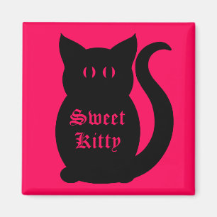 Schwarze süße Miezekatze auf Pink Magnet