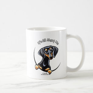Schwarze TAN-Dackel, die ganz ungefähr ich seine Kaffeetasse