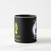 Schwarze Tasse am Bild der schwarzen Katzen (Zentrum)