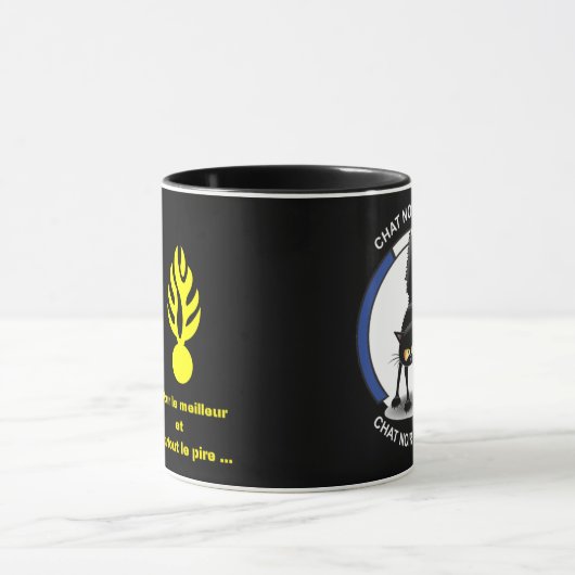 Schwarze Tasse am Bild der schwarzen Katzen (Zentrum)