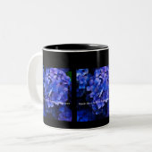 Schwarze Tasse mit lila Hydrangeas (Vorderseite Links)