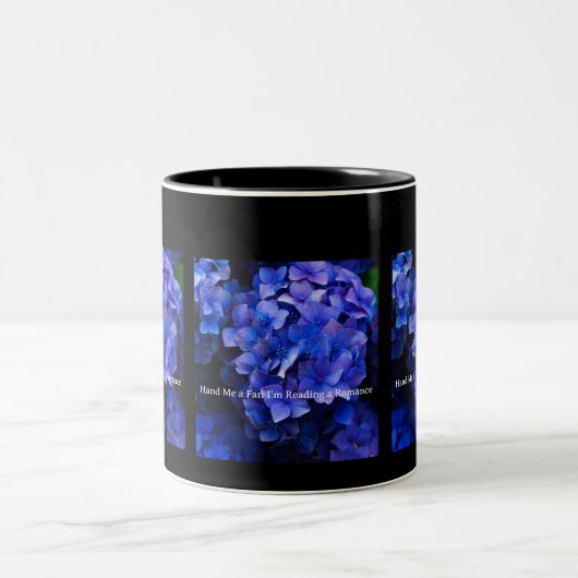 Schwarze Tasse mit lila Hydrangeas (Mittel)