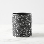 Schwarze Tasse mit Metallbläschen (Zentrum)