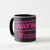 Schwarze Tasse mit rosa Wayward-Frauenlogo (Vorderseite Links)
