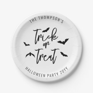 Schwarze Trick-or-Treat-Typografie und Fledermäuse Pappteller