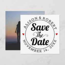 Schwarze Typografie und Foto der roten Herzen auf Save The Date