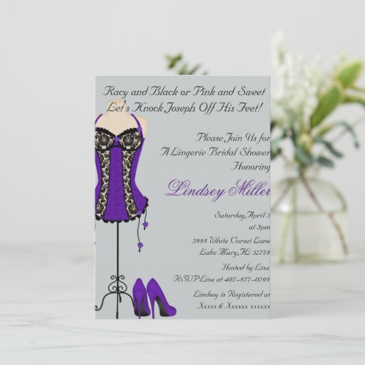 Schwarze u. lila Wäsche-Brautparty-Einladung Einladung (Stehend Vorderseite)