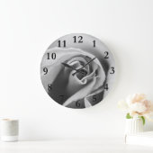 Schwarze u. weiße Rose Große Wanduhr (Zuhause)