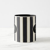 Schwarze und antike weiße Streifen Oval Gerahmte M Zweifarbige Tasse (Mittel)