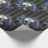 Schwarze und blaue Vintage Grunge Blumenschädel Geschenkpapier (Ecke)