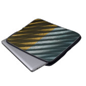SCHWARZE UND BROWENE STRIPIERTEXTILE LAPTOPSCHUTZHÜLLE (Vorne Knopf)