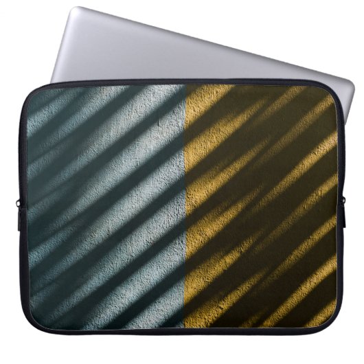 SCHWARZE UND BROWENE STRIPIERTEXTILE LAPTOPSCHUTZHÜLLE (Vorderseite)